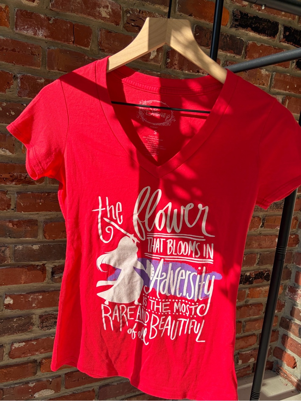Disney Princess Mulan V-Neck Tee Size Small